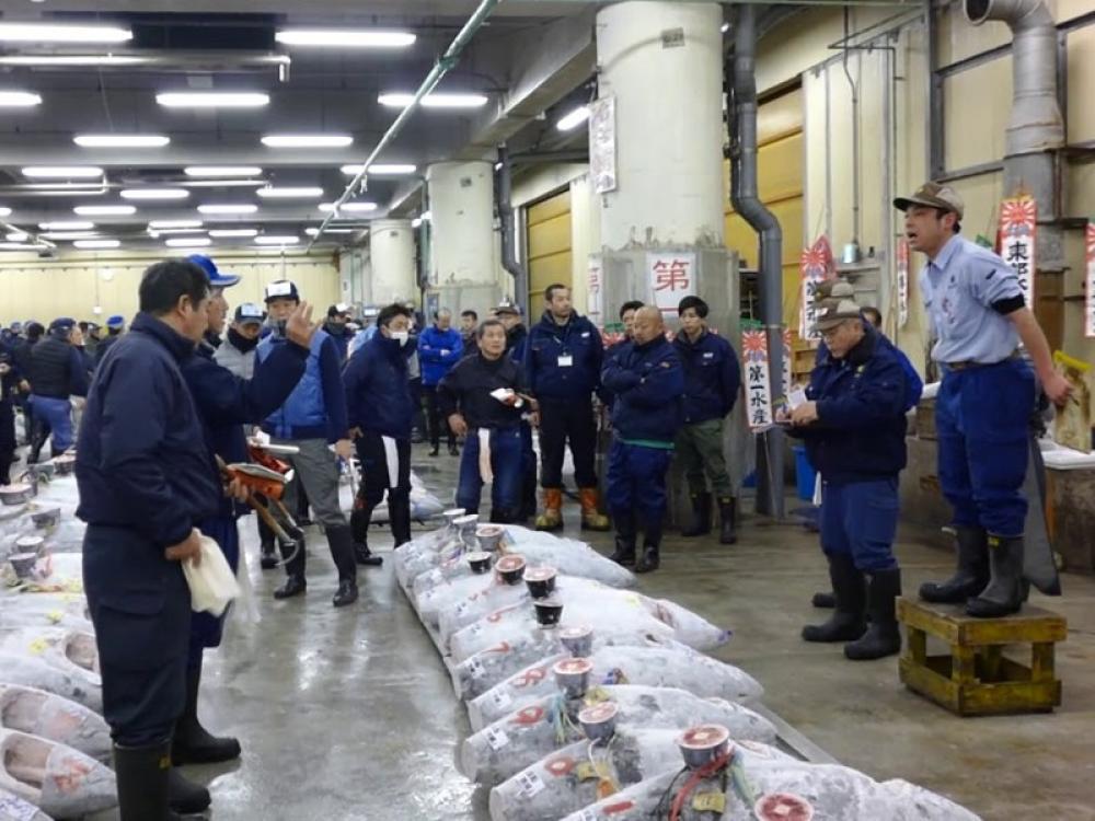 Japan's famous Tsukiji market closes, fish vendors relocate