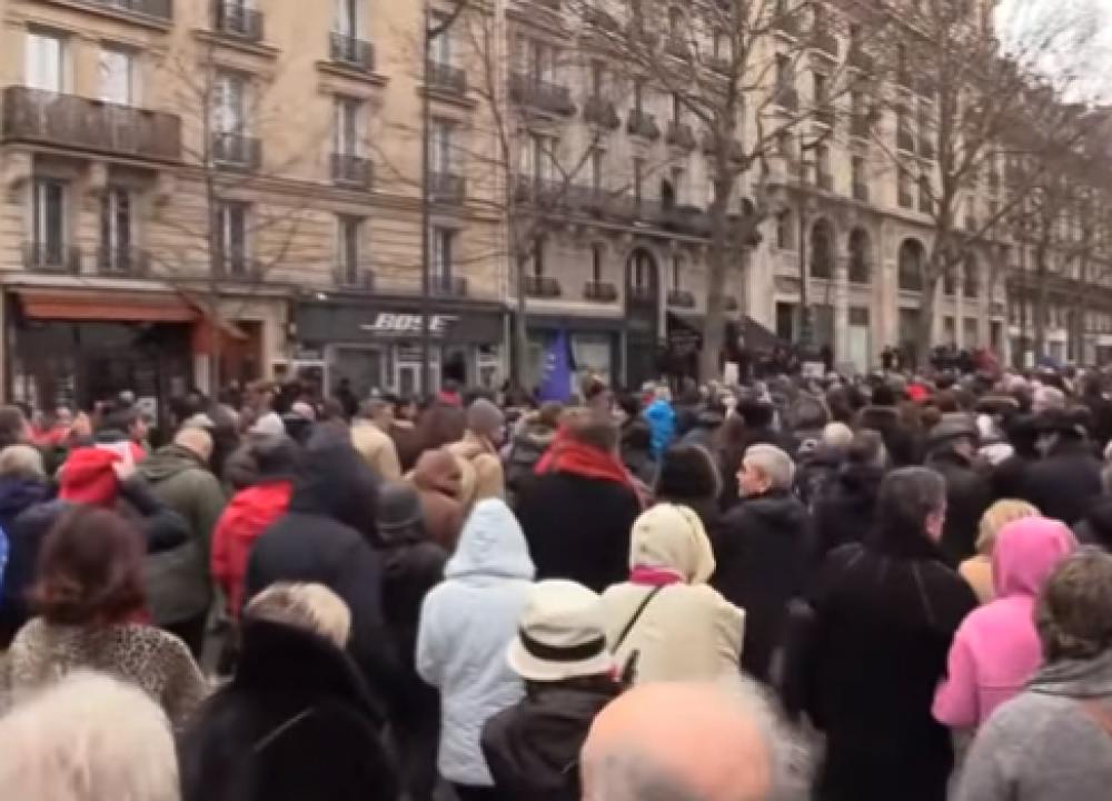 Red Scarves now march in Paris against Yellow Vest movement 