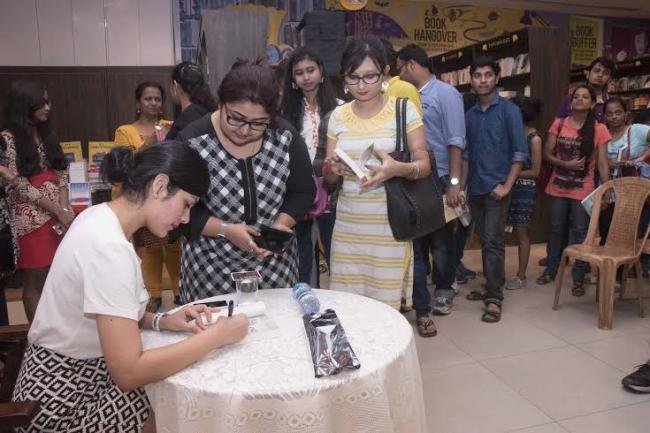Kolkata: Nikita Singh launches ‘Like a Love Song’ at Starmark
