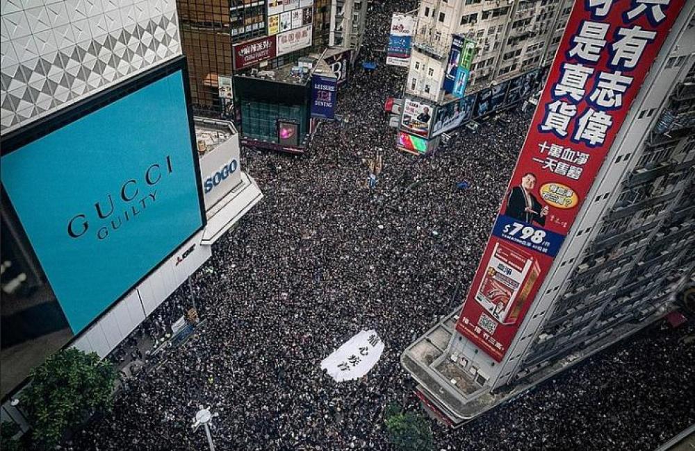 Hong Kong: Pro-democracy protesters defy police