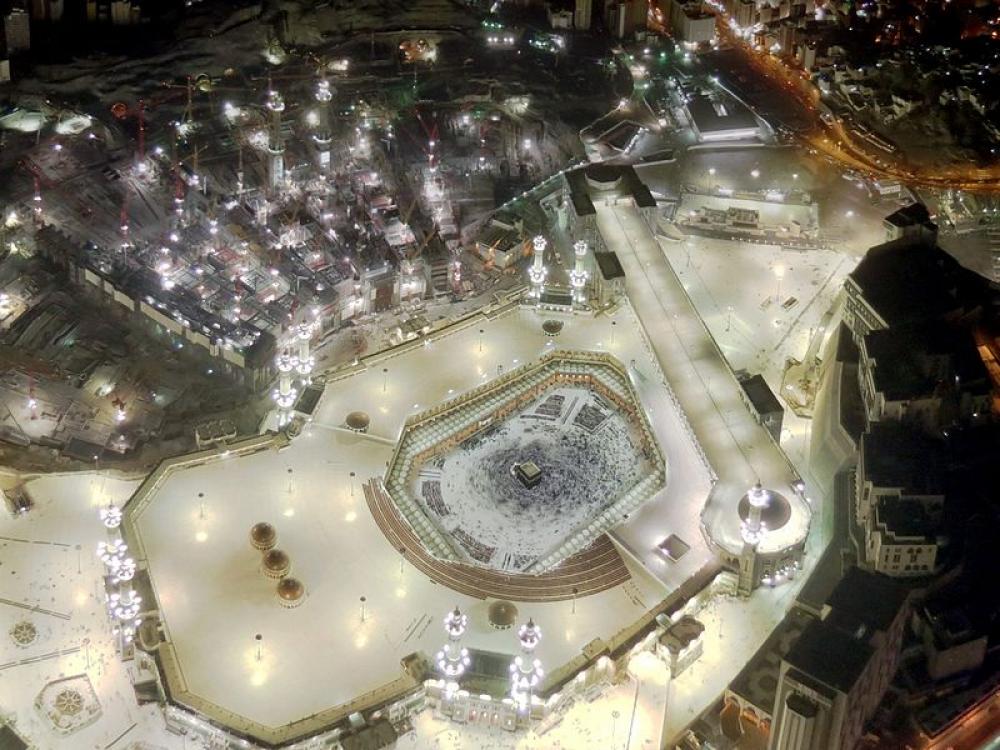 Saudi Arabia resumes prayers at Mecca