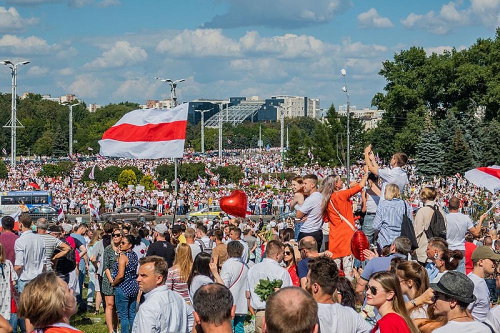 Belarus protest: Opposition holds mass rally in Minsk despite ban