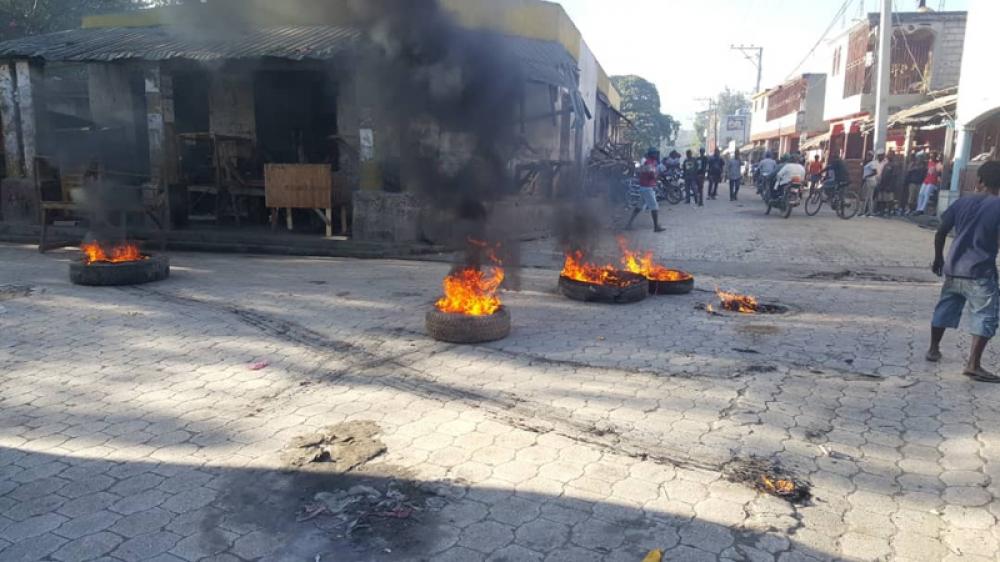 Protesting police officers besiege Haiti