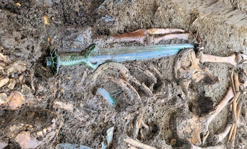 Germany: Archeologists find Bronze Age sword in Nordlingen