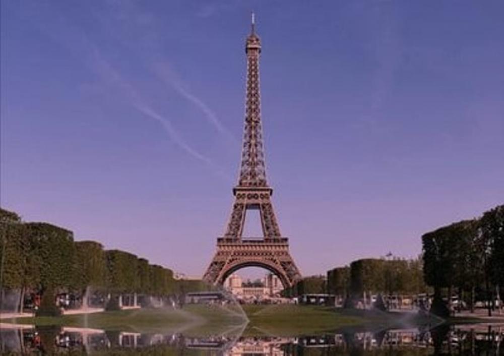  France: Two intoxicated American tourists found sleeping in Eiffel Tower 