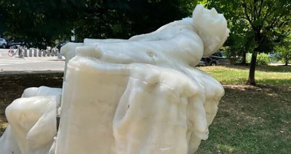 Abraham Lincoln's wax statue melts amid sweltering Washington DC heat Abraham Lincoln's wax statue melts amid sweltering Washington DC heat