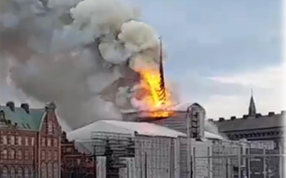 Denmark: Fire partially destroys old stock exchange building in Copenhagen 