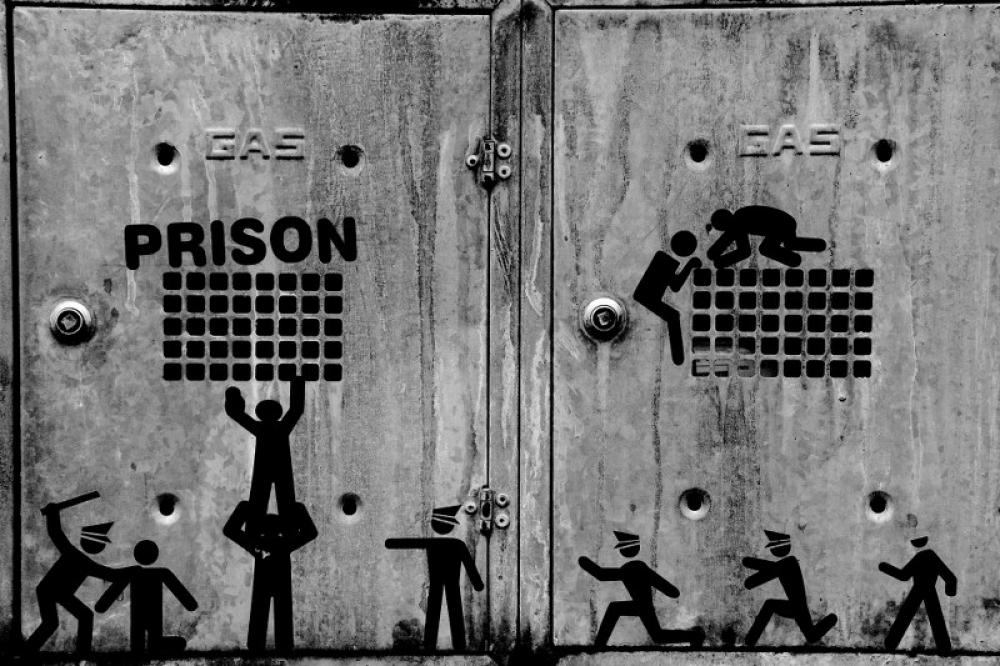 More than 200 prisoners escape a Pakistani prison amid earthquake panic More than 200 prisoners escape a Pakistani prison amid earthquake panic