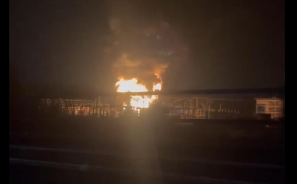 UK: Massive fire breaks out at London electric substation, Heathrow Airport closed