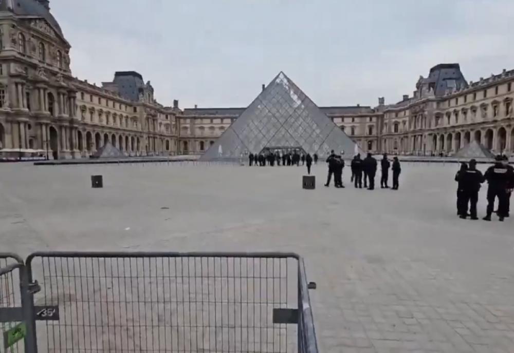 Daring Louvre robbery shocks Paris as Napoleon-era jewels vanish in daylight raid Daring Louvre robbery shocks Paris as Napoleon-era jewels vanish in daylight raid