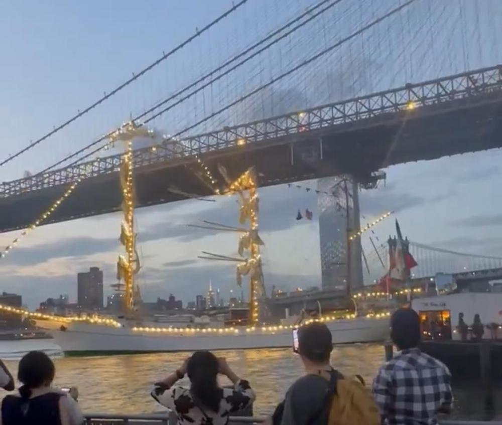 Two dead after Mexican Navy ship carrying over 200 people hits Brooklyn Bridge in New York Two dead after Mexican Navy ship carrying over 200 people hits Brooklyn Bridge in New York