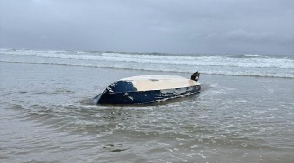 US: Suspected smuggling boat capsizes in San Diego, three die US: Suspected smuggling boat capsizes in San Diego, three die