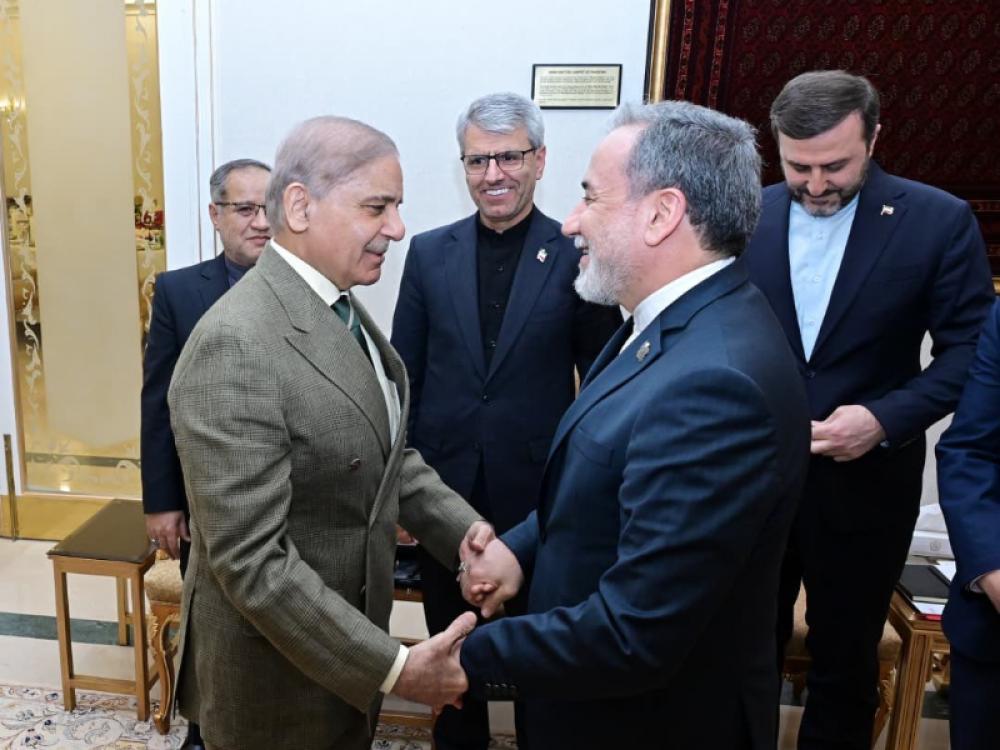 Iran FM meets Pakistan PM but avoids direct US talks as Hormuz standoff deepens uncertainty