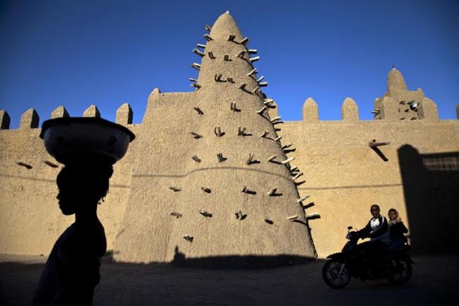 Timbuktu: 900-year-old ceremony re-consecrates mausoleums destroyed by armed groups