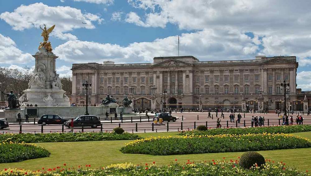 Buckingham Palace suspect was brandishing sword: Police