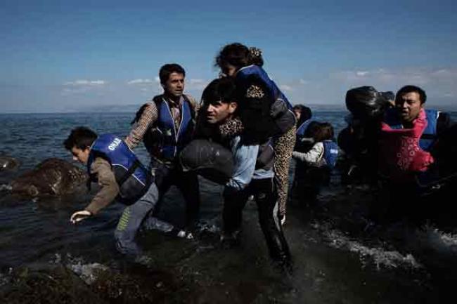 Refugees and migrants taking 'enormous risks' to reach Europe – UN agency