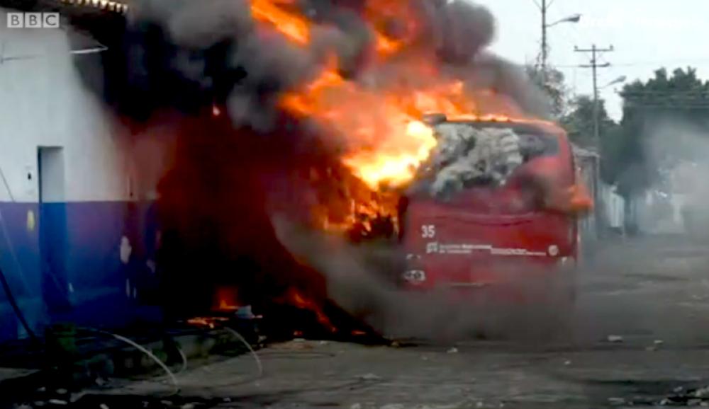 Radicals set Venezuelan National Guard’s vehicle on fire at Brazil border