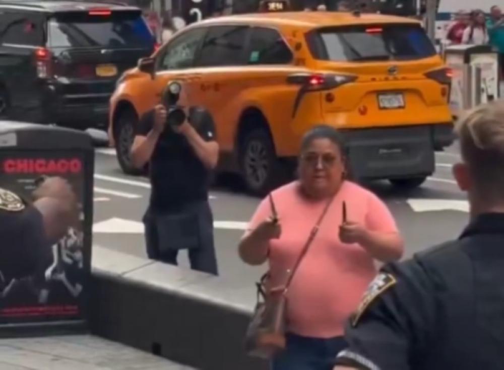 &lsquo;I&rsquo;m not dropping anything&rsquo;: NYPD shoots woman after Times Square stabbings 