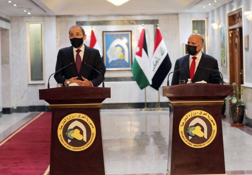 Iraqi Foreign Minister Fuad Hussein (R) and Jordanian Foreign Minister Ayman Safadi attend press conference in Baghdad