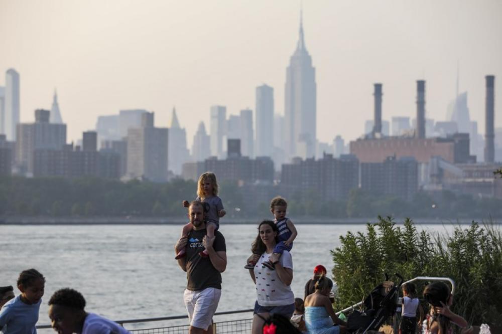 People enjoy leisure time in New York