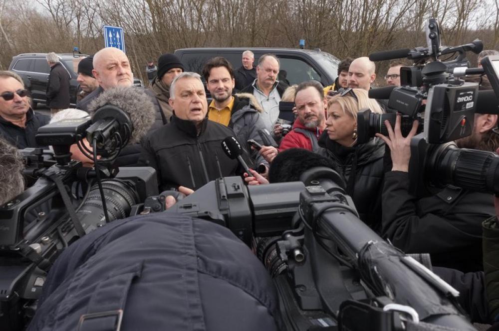 Hungarian PM Viktor Orban inspects border with Ukraine