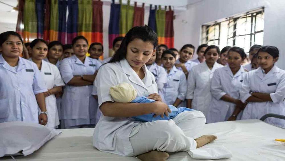 On International Day, UN honours midwives as family 'partners for life' 
