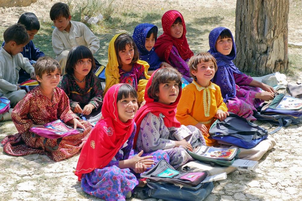 Afghanistan government plans to recruit 30,000 female teachers