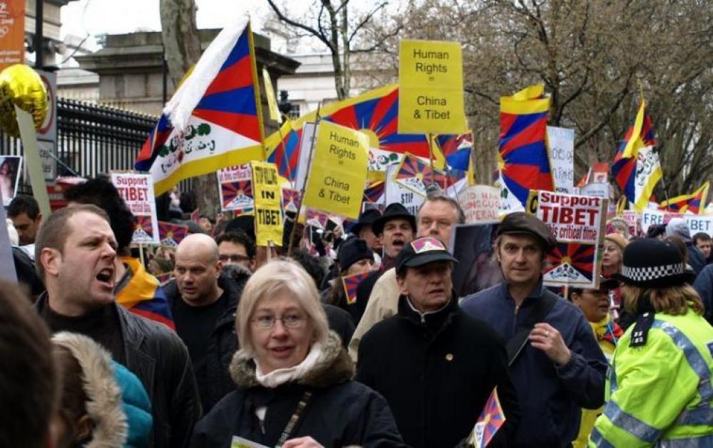 Tibetans demonstrate outside Chinese embassy in Paris against death of young monk Tenzin Nyima 