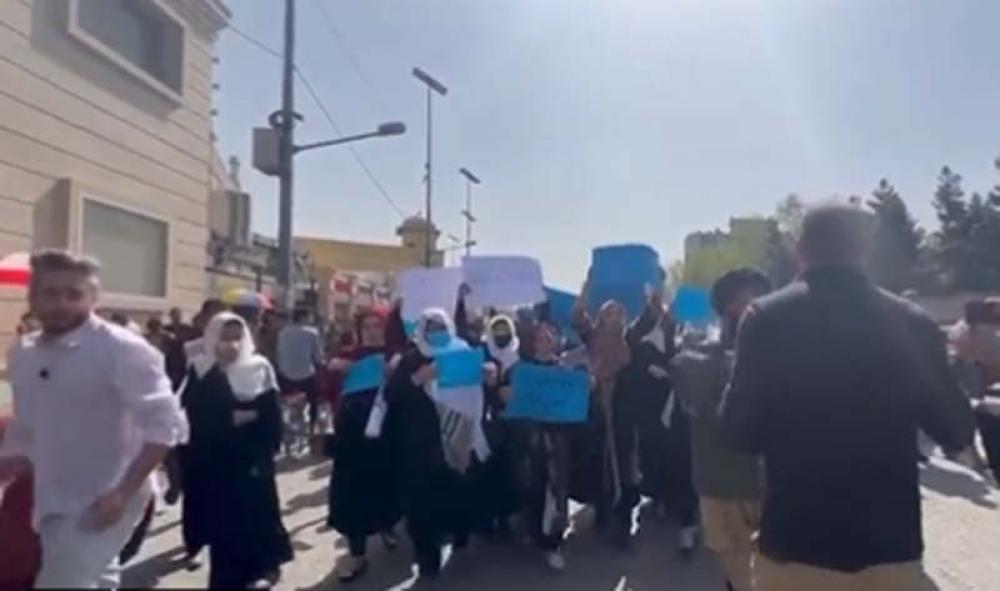 Afghanistan: Women demonstrate against Taliban's decision to ban girls from going to school