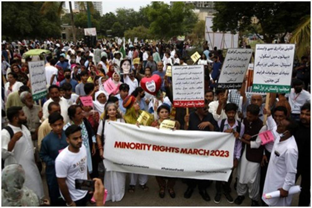 Pakistan: Hundreds join first 