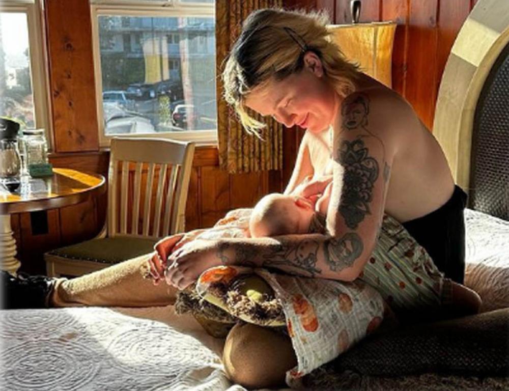 Ireland Baldwin shares sweet breastfeeding image on Instagram, dad Alec Baldwin
